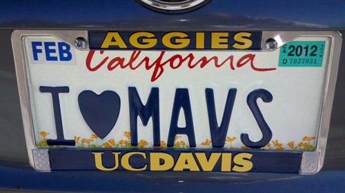 A California license plate that read I love Mavs